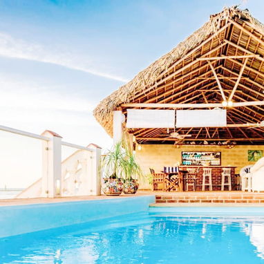 🏠 Casa De Renta En Santa Fé. 🏊🏻‍♀️ Tiene piscina con vista y acceso al mar. 📱 Reserva: +5355284821 - 9/10
