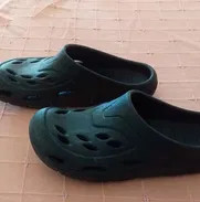 Crocs #9 y 10 y chancletas excelente estado para adultos - Img 50191412