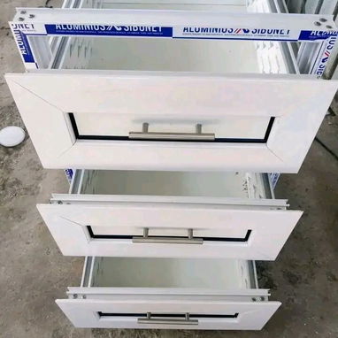 MARQUETERÍA EN ALUMINIO Y CRISTALES - 8/10