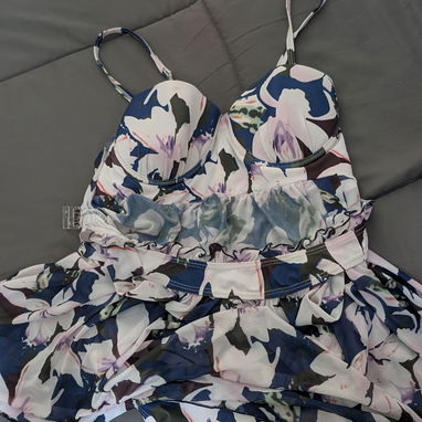 Vendo trusa talla S.vestido de salir, says roja, y areticos d cerámica fria - Img 125761203
