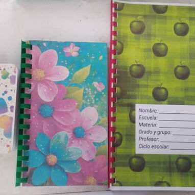 Libretas y cuadernos de estilos diferentes y tamaños variados - 3/4