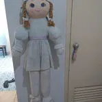Muñeca Gigante en buen estado mas silla plástica infantil - Img 51367505