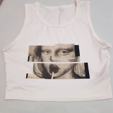 pulóver negro de mangas con contraste de malla al frente, blusa  blanca,CAMISETICAS CORTAS, pantaloneta estampada - 2/6
