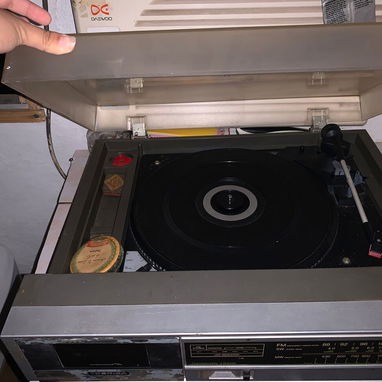 Tocadiscos + una caja de Vinilos - Img 124741006