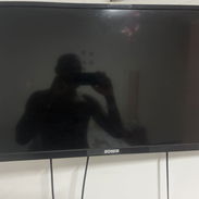 ‼️‼️Vendo televisor marca SOYEA con cajita integrada  120 usd💲  Incluye soporte de metal para poner en la pared‼️‼️ - Img 57342420