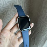 Vendo un Apple watch SE de 2da generación de 44mm en color silver , de manilla azul oscura, es nuevo !!!!!! - Img 45834219