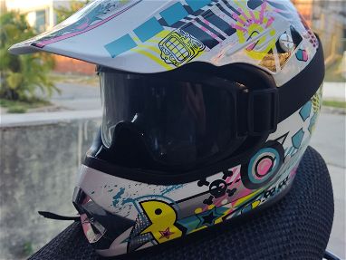 Vendo casco de Moto Cross certificado con sus gafas y guantillas - Img 67807496