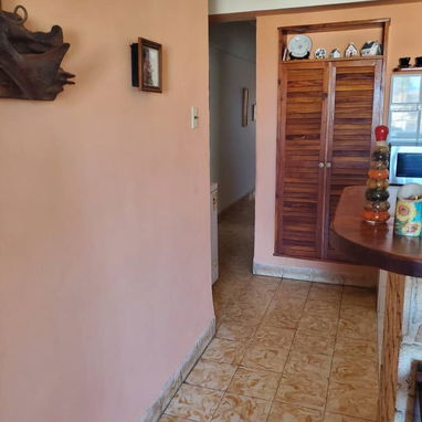 Venta de precioso apto de 2 cuartos totalmente remosado frente de calle en Playa. Todo nuevo!!! - Img 112074535