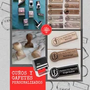 CUÑOS DE MADERA GAFETES PLACAS IMANTADAS PARA MÉDICOS PERSONALIZADOS - Img 53653177