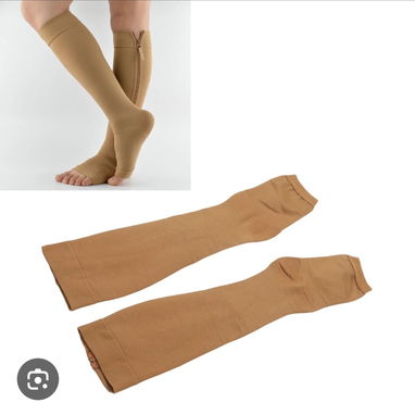 Medias de compresion nuevas en su estuche color piel y color negra.. 15 usd o al cambio - Img 100171336