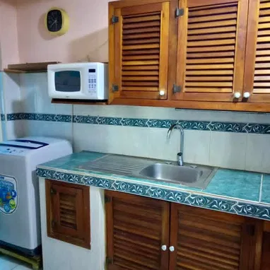 APARTAMENTO DE LOS AÑOS 50 DE ESQUINA! Gran Distribución en Línea y 12, Vedado !!! - Img 122664710