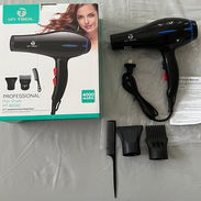 Secadora profesional de 3900 w nueva en su caja , trae dos boquillas , se puede usar para keratinas , es potente y pesa - Img 56282179