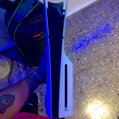PS5 Slim 1TB + 2 Mandos + Base de Carga con Enfriamiento + Juegos - Img 121947560