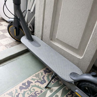 Patineta eléctrica de uso muy bien cuidada a 230 USD. Soy de plaza. La doy con su cargador original. La batería rinde má - Img 123859991