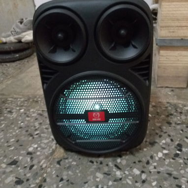 Vendo mi bocina que solo tiene un mes de uso, se escucha super bien y tiene su micrófono - Img 124811950