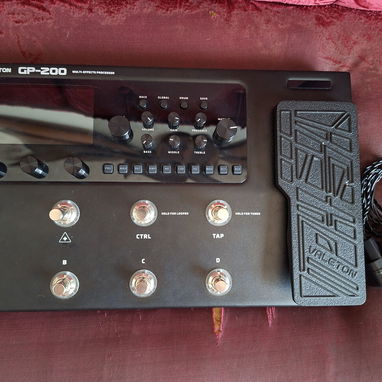 Se vende guitarra electrica, pedal, forro y amplificador - Img 121995985