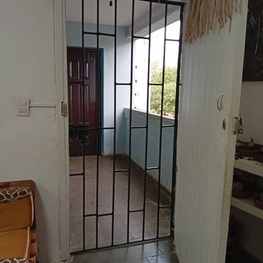 Vendo un apartamento en el reparto Camilo Cienfuegos Habana del este 1piso de 2h no se va la corriente - Img 123414692