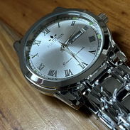 Reloj plateado, marca, Fouron para hombre, ideal para eventos, casuales y formales - Img 55535819
