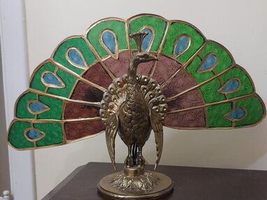 Hermosa lámpara antigua de bronce en forma de pavo real - Img main-image
