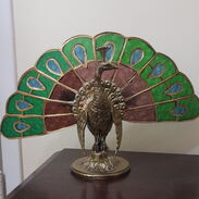Hermosa lámpara antigua de bronce en forma de pavo real - Img 45389297