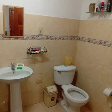 🏡*$22.000usd AJUSTABLES. En venta hostal (BAJOS) en Centro Habana*  🚘  *Posibilidad de parqueo detras de la casa.*   * - 7/10