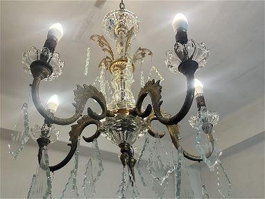 Vendo esta hermosa lámpara de bronce y cristal con sus bombillas incluidas 58467006 - Img 67725991