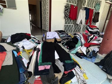 Venta de garaje con ropa de donación de primera mano - Img main-image-45868952