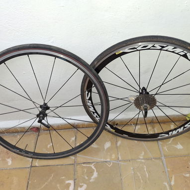 Bicicleta Ruta Cannondale cuidada dos pares de Llantas una Mabe cosmic y otras chicano dos portatermos  sistema ultegra - 2/2