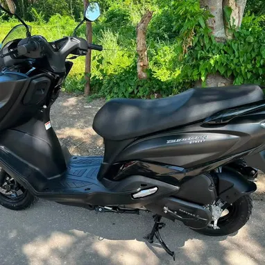 MOTO AUTOMÁTICA SUZUKI BURGMAN   ⚙️ CARACTERÍSTICAS  • Motor 4 Tiempos  • ⁠Automática • ⁠125 CC • ⁠Gasolina • ⁠Pizarra D - 2/4
