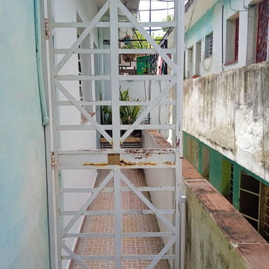 🏛*114-Apto en venta en el Vedado [ Es un interior de 1 planta,solamente de 3 casas ,esta queda arriba,placa libre ]* - Img 122990206