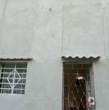 Rebajada de precio a 12 mil. Casa recién remodelada de 3 cuartos con puerta a la calle y placa libre - Img 99385045