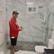 En ⚡DELUXE GLASS ENTERPRISES⚡Somos Especialistas en instalaciones de cristal sin marcos. Si tu casa o negocio debe r - Img 55931236
