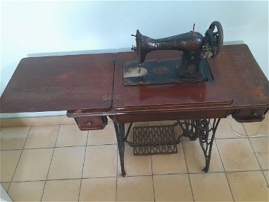 Se vende máquina de coser singer con mueble y equipo como nuevo - Img 50410021