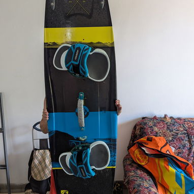 Se vende tabla de kitesurf en la Habana,vedado.tengo casi el kit completo,menos el globo para impulsarse. - Img 121532159