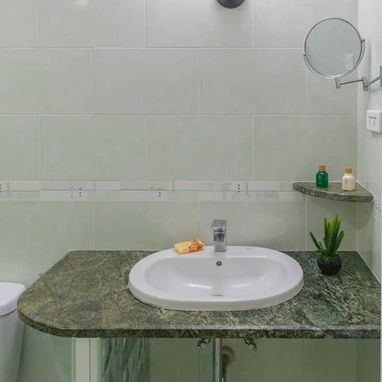 📱 Hostal Exclusivo con Terraza y Recorridos en Auto Clásico Rosado - Img 116115287
