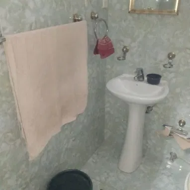 *🏡101-APTO en Venta en el Vedado [ Es Interior ]*  🫣*Consta de un cuarto 4×4 baño sala comedor cocina y patio con lava - Img 122990667