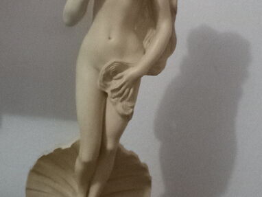 El nacimiento de Venus de Botticelli y la Venus de Milo. - Img 54793775