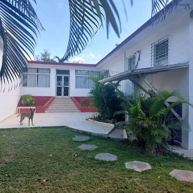 Casa independiente en Siboney con amplio patio, garaje para varios autos, 4 cuartos 3 baños - 2/10