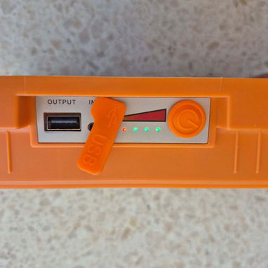 Reflector portatil, solar y recargables para exteriores o interiorescon puerto de usb y 4 modos de luz - 3/8