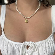 Collar perlas irregulares con dije concha dorada - Img 56517943