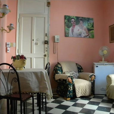 🏡SE VENDE APARTAMENTO EN PRIMER PISO, muy amplio, en CENTRO HABANA. TIENE PARQUEO - Img 120934303