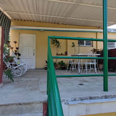 Alquiler por tiempo indefinido en La Habana. Apartamento en Nuevo Vedado con wifi y respaldo energético – 1 hab, terraza - Img 119583494