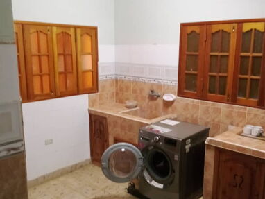 ⭐ Renta casa de 3 habitaciones,3 baños, cocina, comedor, terraza, parqueo en Boyeros, cerca del Aeropuerto José Martí - Img 65521219