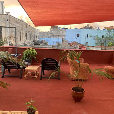 🏠¡RENTA DE CASA ENTERA EN LA HABANA VIEJA! 5 Hab / Terraza / ZONA SOTERRADA (No se va la luz)🪸 - Img 122016694