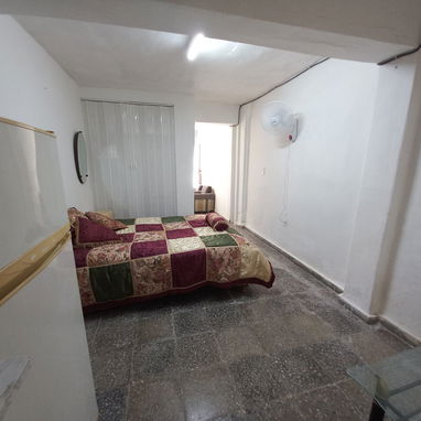 Small Apartment for Rent. Vedado. Very good location near Lennon Park and Hospitals. - Img 122304699