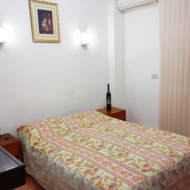Se vende apto de dos cuartos muy próximo a 23 y 12. - 4/10