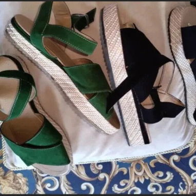 DOS SANDALIAS TALLA 38 VERDE 1200 PESOS Y NEGROS 2000 PESOS PARA EMPEINE ANCHO - Img 123379597