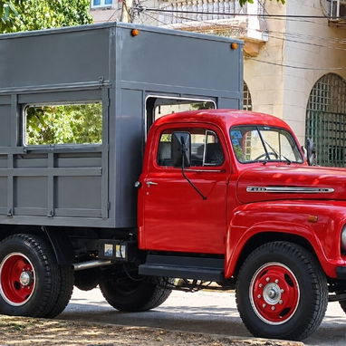 Camiones y Camionetas para Carga y Mudanzas Tel: 52683263 - 3/5