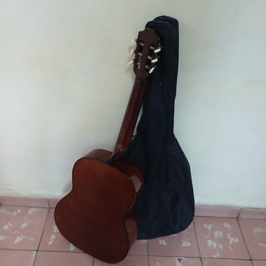 Guitarra clasica con forro incluido - 2/2