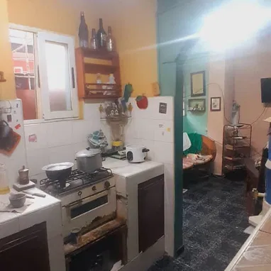 🏛*111-Apto en venta en el Vedado [ en Interior ]*  ⚠️*OJOOOO* *NUNCA SE VA LA LUZ*⚠️  😎*Consta de 2/4,sala,comedor,coc - Img 122990318